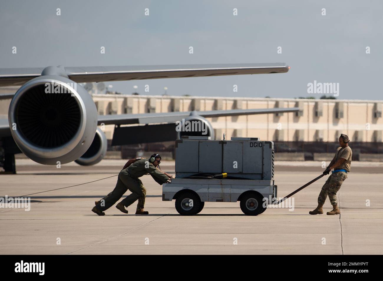 Instandhaltungsteams, die der 6. Flugzeuginstandhaltung zugeteilt sind, bereiten ein KC-135 Stratotanker-Flugzeug vor, das dem 6. Luftbetankungsflügel zugeteilt wurde, und starten am MacDill Air Force Base, Florida, 23. September 2022. Der KC-135 wird seit über 60 Jahren für Tankarbeiten aus der Luft eingesetzt und muss regelmäßig gewartet werden. Stockfoto