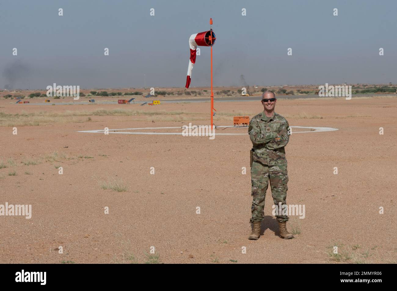 LUFTWAFFENSTÜTZPUNKT 201, Niger - der US-Luftwaffenkapitän Christopher Dunn ist der Air Operations Flight Commander der 409. Air Expeditionary Group auf dem Luftwaffenstützpunkt 201, Niger. Dunn überwacht die täglichen Funktionen von vier separaten Abschnitten – Wetter, Radar Weather Airfield Systems (RAWS), Air Traffic Control und Airfield Management. Er und sein Team sorgen für den sicheren Betrieb des $148 Millionen Flugplatz-Waffensystems und seiner unterstützenden Komponenten, darunter ein ausfahrbarer Mobile Air Traffic Control Tower, Wetterradar und Weather Sensor Suite. Stockfoto