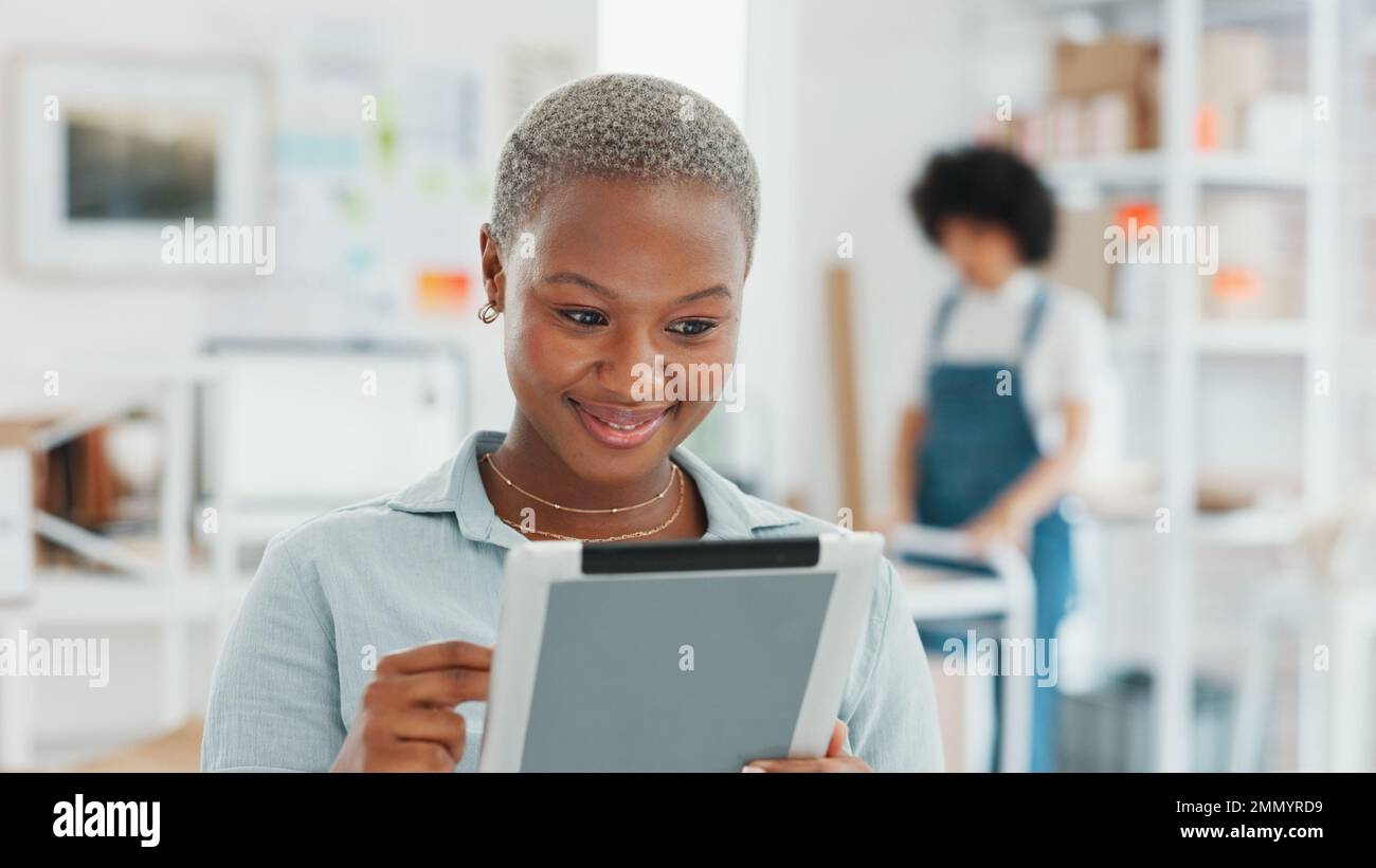 Unternehmerin, kleine Unternehmen und Tablet-Logistik für Online-Kundenbestellungen, E-Commerce-Management und Lieferkettenversand. Schwarz Stockfoto