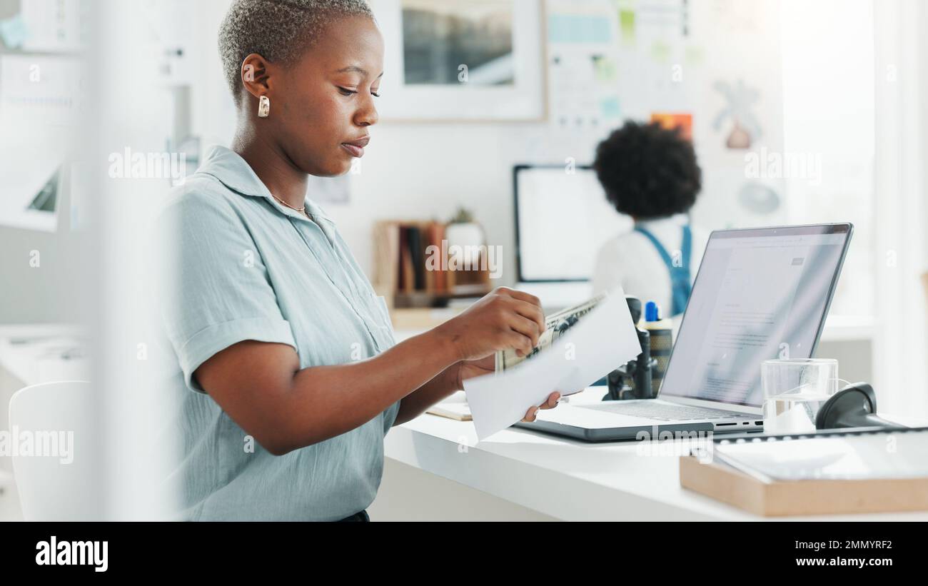 Schwarze Geschäftsfrau mit Briefumschlag für Logistik, Verwaltung oder Kurierdienst, die im Büro arbeitet oder Post plant. Arbeiter Stockfoto