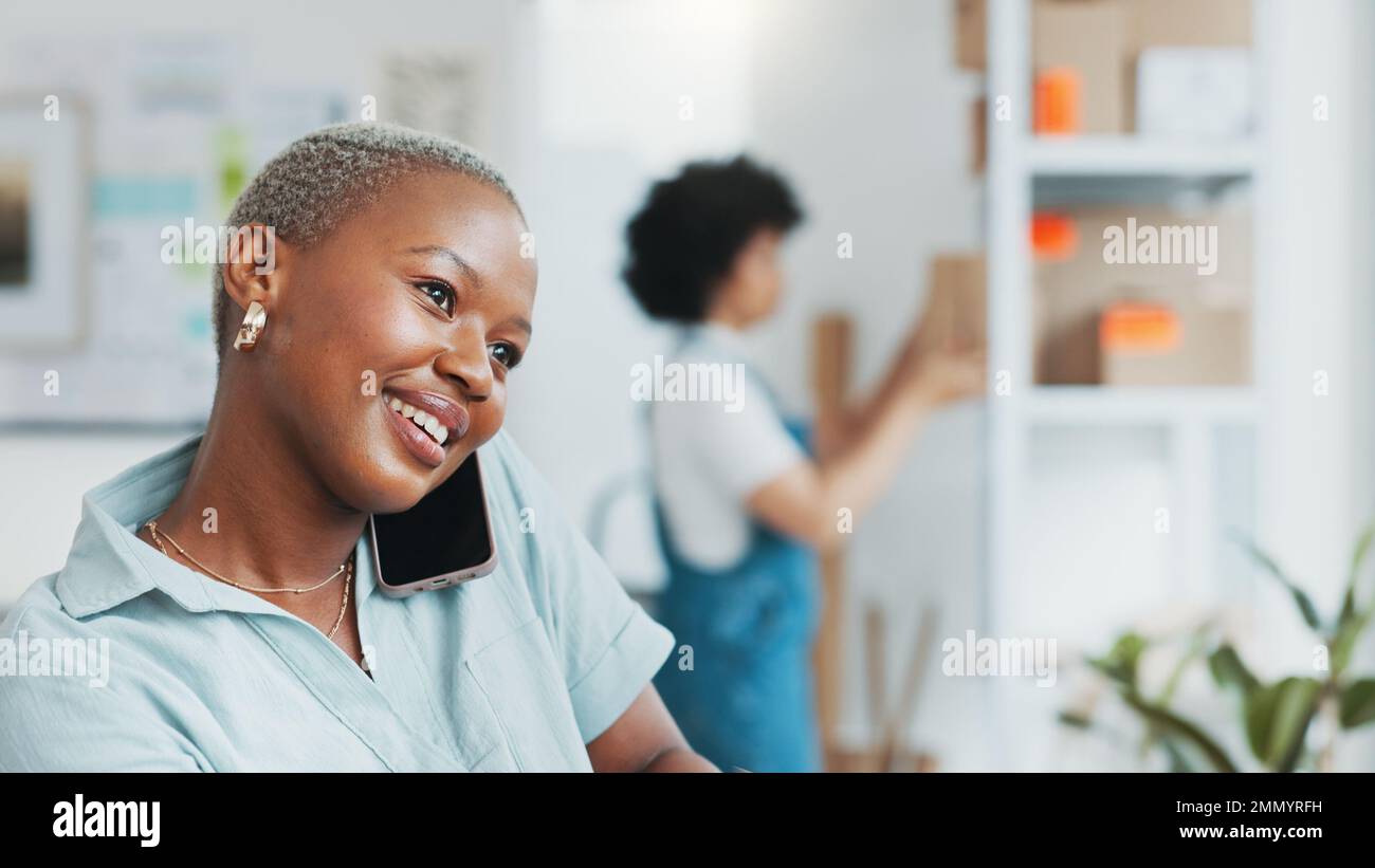Schwarz, Geschäftsfrau und Telefongespräch in der Logistik-Startup-Beratung mit Kunden während der Arbeit im Büro. Glückliche afrikanische Frau, die mit einem Kunden spricht oder Stockfoto
