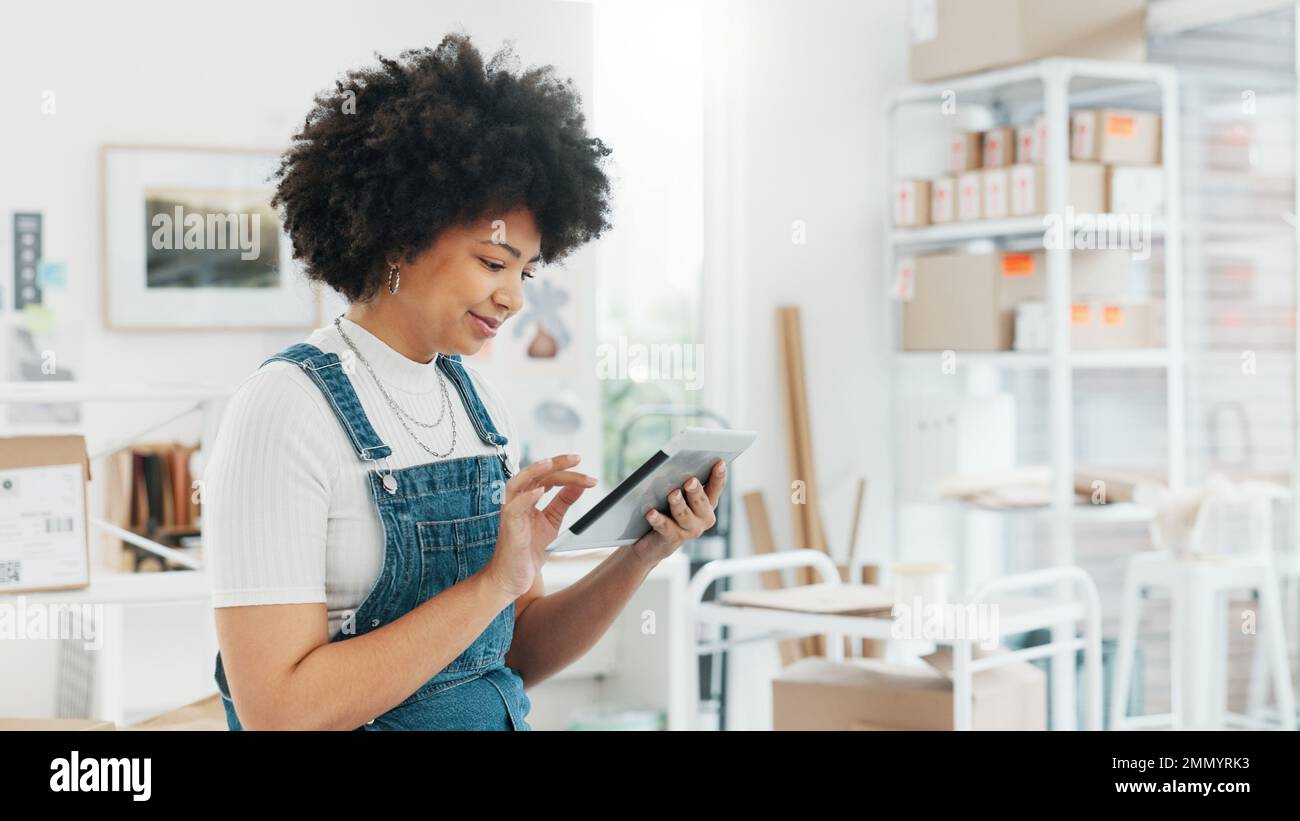 Schwarze Frau, Online-Shopping und Tablet-PC im Lagerbüro scrollen, um Informationen zur Lieferung der kostenlosen Versandbestellung zu erhalten. Afrikanische Arbeiterin Stockfoto