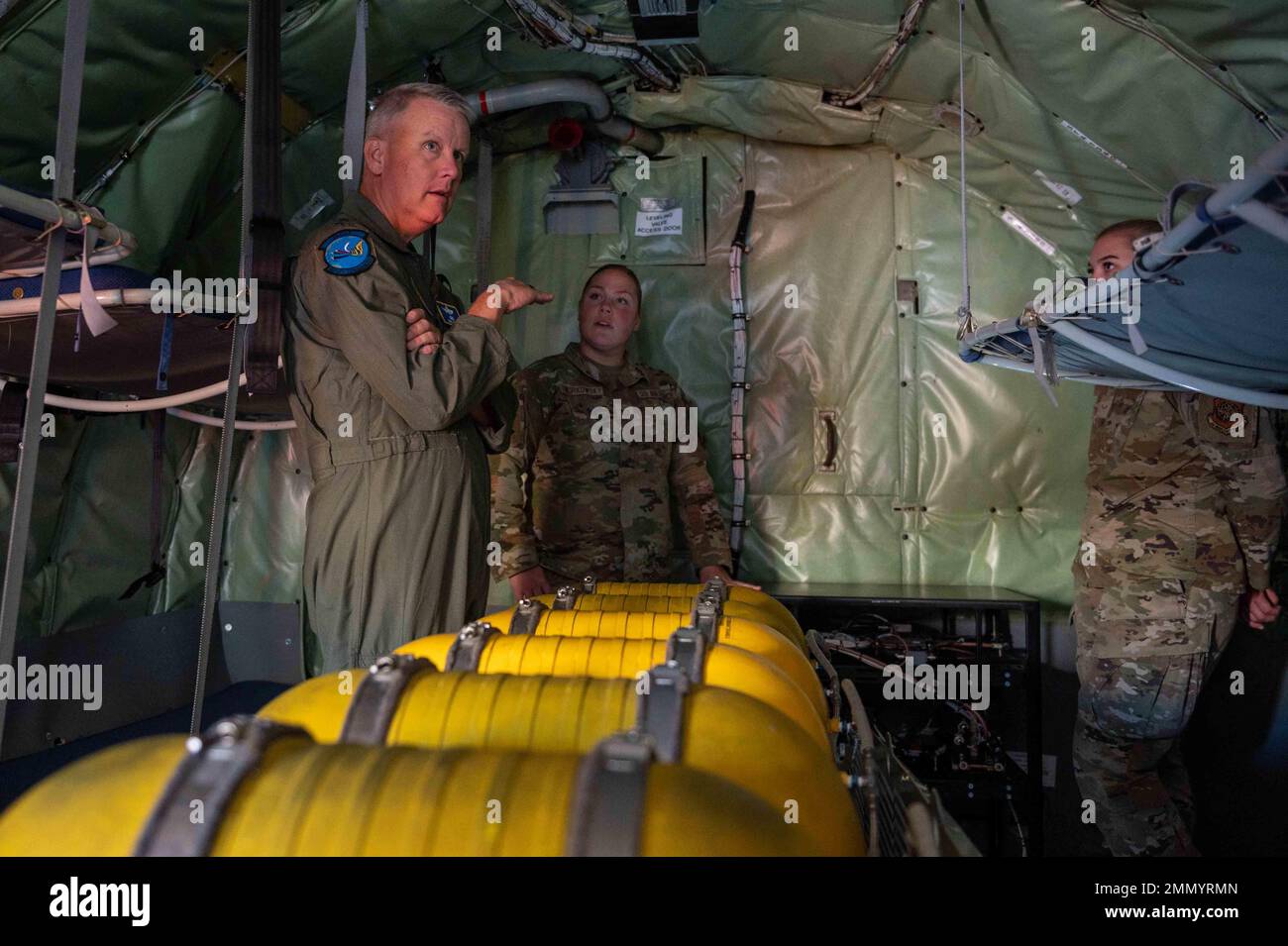 USA General James Jacobson, stellvertretender Befehlshaber der Pacific Air Forces, führt einen mit RTIC ausgestatteten KC-135 auf dem Luftwaffenstützpunkt Fairchild, Washington, am 23. September 2022. Jacobson erfuhr auf seiner Tour mehr über das neue, verbesserte Kommunikationssystem des KC-135, das „Real-Time Information in the Cockpit“ genannt wird. Stockfoto