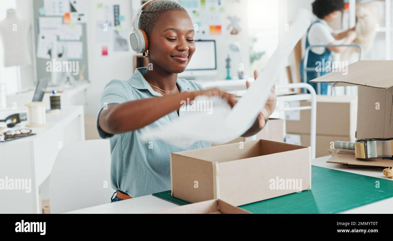 Startup, Shop und Unternehmer, die eine Schachtel für eine Bestellung von Produkten für den Versand oder die Lieferung verpacken. Schwarzer Geschäftseigentümer, der ein Einzelhandelspaket für vorbereitet Stockfoto