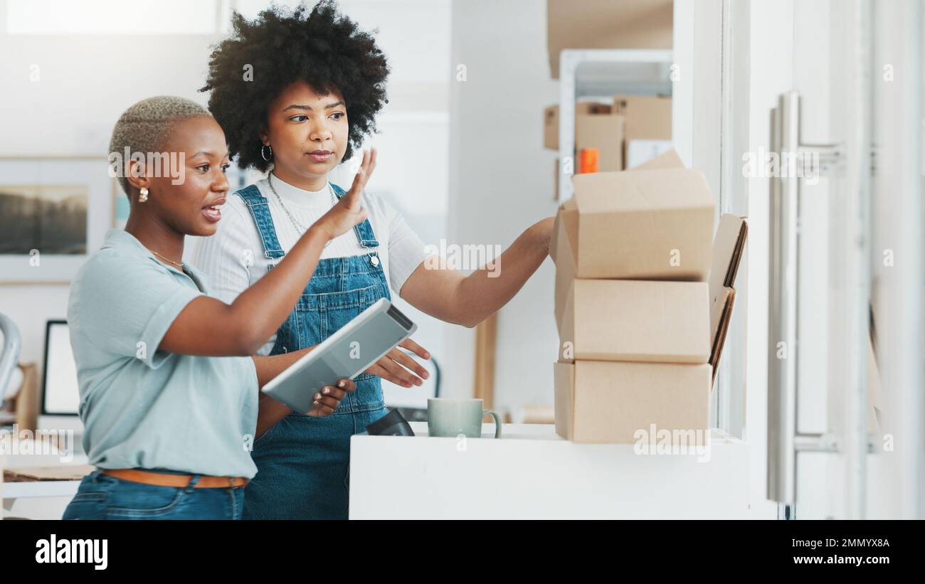 ECommerce-Planung, Versand von Tablets und Frauen, die über Lieferkartons sprechen, Zusammenarbeit mit dem Lager im Büro und Arbeit im Einzelhandel Stockfoto