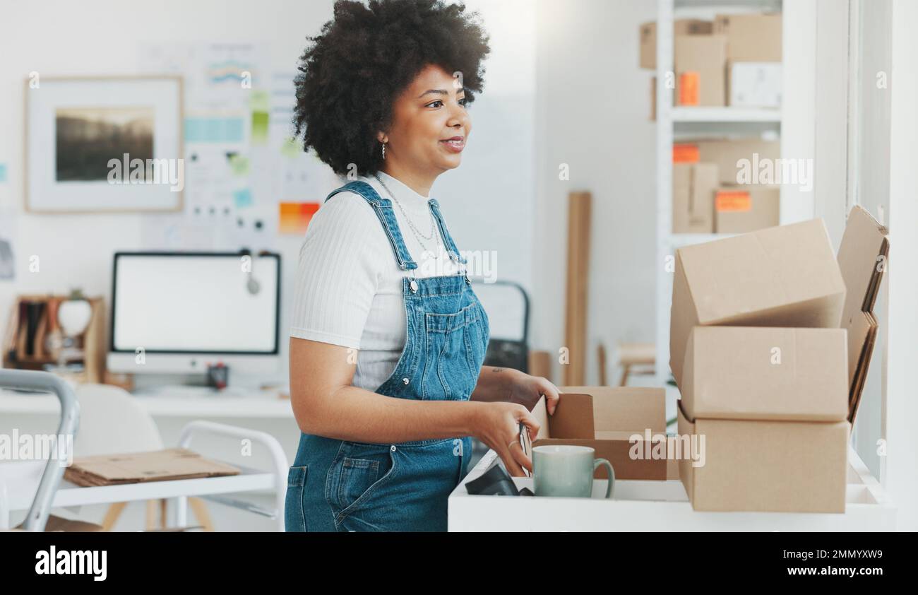 Inbetriebnahme, Lieferung und Versand in Kartons für das Online-Shopping-Geschäft. Geschäftsfrau, die Produkte aus dem Online-Geschäft in einem Karton verpackt und an Kunden versandt hat Stockfoto