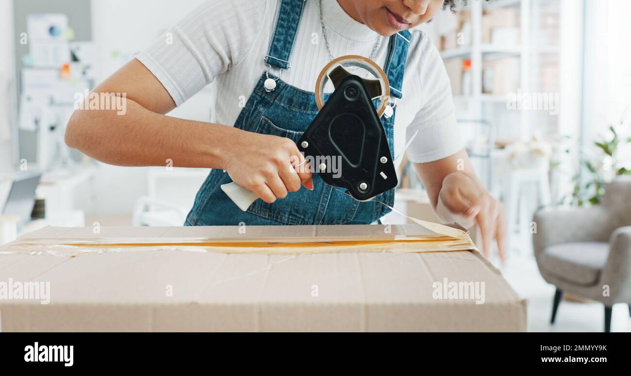 Frau Packkiste, Verpackung und Fracht mit Klebeband für Lieferung, Verkauf und Versand in Werkstatt, Startup-Store und Kreativstudio. Weibliches kleines Unternehmen Stockfoto