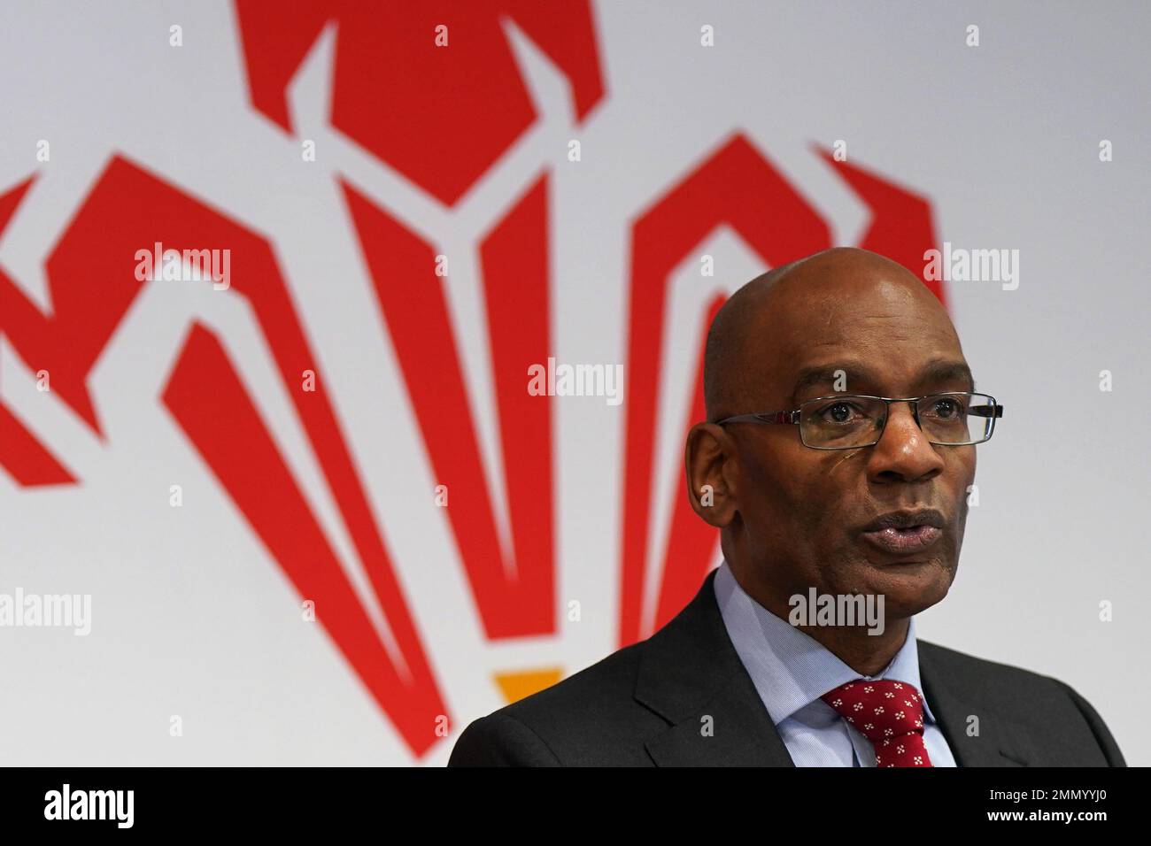 Welsh Rugby Union Acting Chief Executive Nigel Walker während einer Pressekonferenz im Fürstentum Stadion in Cardiff. Ieuan Evans hat geschworen, als walisischer Rugby-Unionsvorsitzender zu bleiben, trotz der Behauptungen einer "toxischen Kultur" in der Organisation, die am Sonntag zum Rücktritt von Chief Executive Steve Phillips führte. Phillips' Rücktritt erfolgte nach einer turbulenten Woche im walisischen Rugby, nachdem in einem Dokumentarfilm Vorwürfe von Frauenfeindlichkeit, Sexismus, Rassismus und Homophobie im Regierungsgremium des Spiels in Wales verbreitet worden waren. Foto: Montag, 30. Januar 2023. Stockfoto