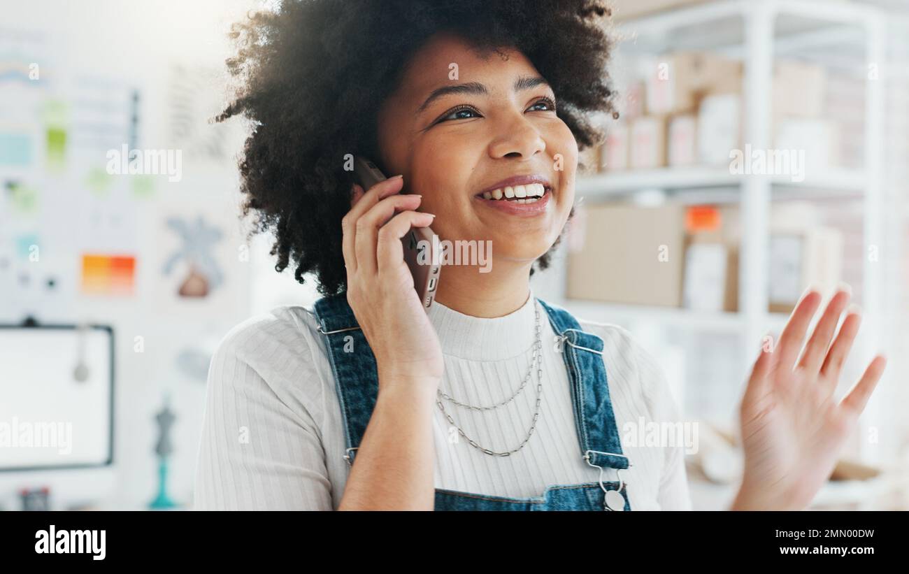 Schwarze Frau, Telefonie- und E-Commerce-Logistik im Büro, kreatives lokales Startup- und E-Commerce-Einzelhandelsunternehmen. Lächeln, zufriedene Mitarbeiter oder Mitarbeiter, die sich mit anderen austauschen Stockfoto