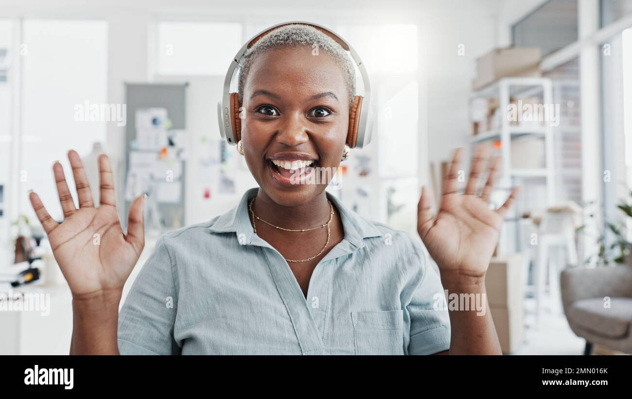 Videoanruf, Kommunikation und Zustellung mit einer Kurierfrau, die sich im Büro mit einer Kiste oder einem Paket unterhält. E-Commerce, Marketing und Werbung Stockfoto