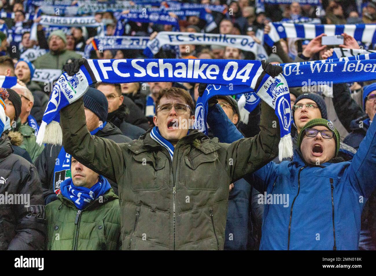 Sport, Fußball, Bundesliga, 2022/2023, FC Schalke 04 gegen 1. FC Köln 0-0, Veltins Arena Gelsenkirchen, Spaß und Enthusiasmus bei den Schalke Fußballfans zeigen ihren Clubschal und singen ihren Clubsong, die DFL-VORSCHRIFTEN VERBIETEN DIE VERWENDUNG VON FOTOS ALS BILDSEQUENZEN UND/ODER QUASI-VIDEO Stockfoto