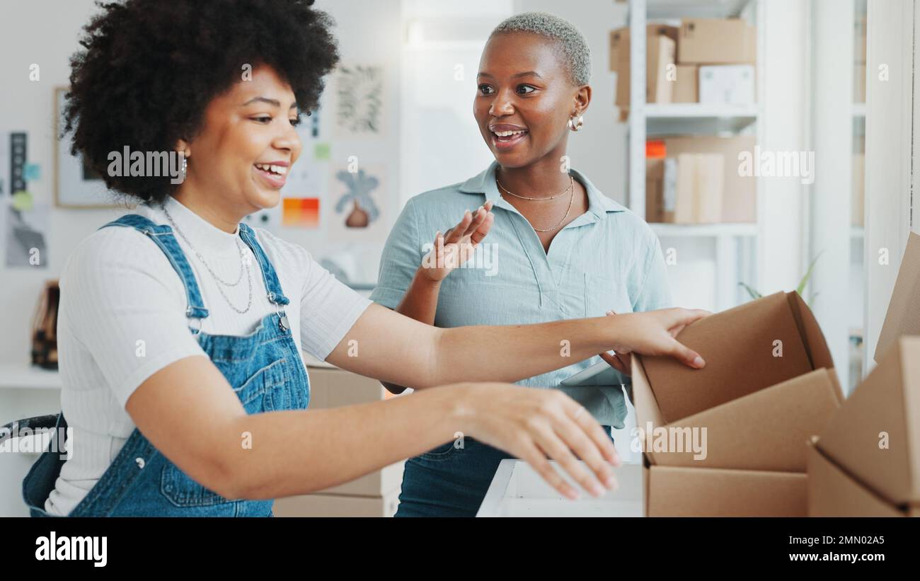 Frauen, digitale Tablet- und E-Commerce-Versandkartons in Logistikbüros, kreativen Start-up-Unternehmen und E-Commerce-Einzelhandelsunternehmen. Lächeln, glücklich und sprechend Stockfoto