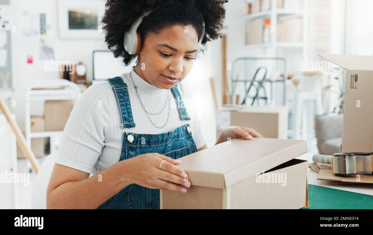 Schwarze Frau, Musik-Kopfhörer und Tanz im Büro, E-Commerce-Logistikunternehmen oder kreatives E-Commerce-Startup. Lächeln, glücklich und aufgeregt Stockfoto