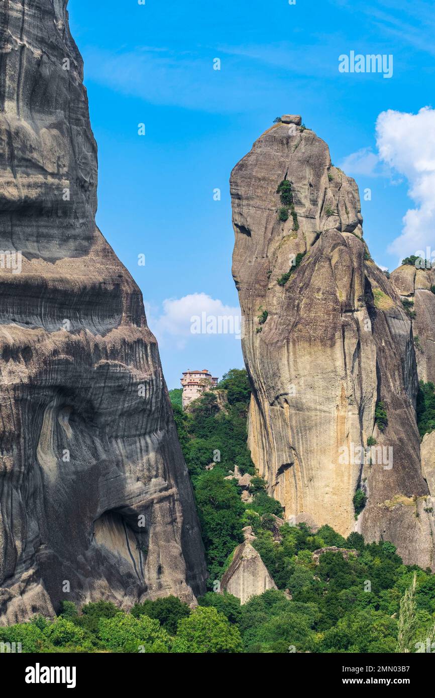 Griechenland, Thessalien, Kalambaka, Ort Meteora als UNESCO-Weltkulturerbe, Kloster Roussanou im Hintergrund Stockfoto