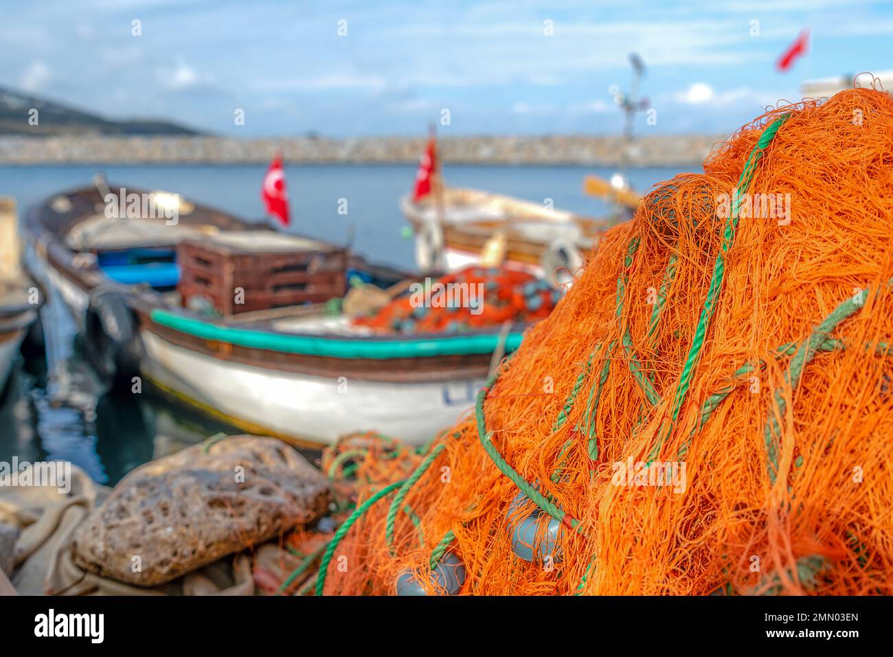 Fischernetze, die vom Meer gereinigt wurden und auf das Fischen warten Stockfoto