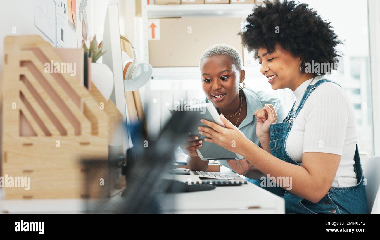 Erfolgreiche Logistikfrauen, Tablets oder E-Commerce-Unternehmen bieten kreative Versandbüros, Startup-Unternehmen oder E-Commerce-Unternehmen an. Fröhliches Lächeln oder Wow-Gesicht der Arbeiter Stockfoto