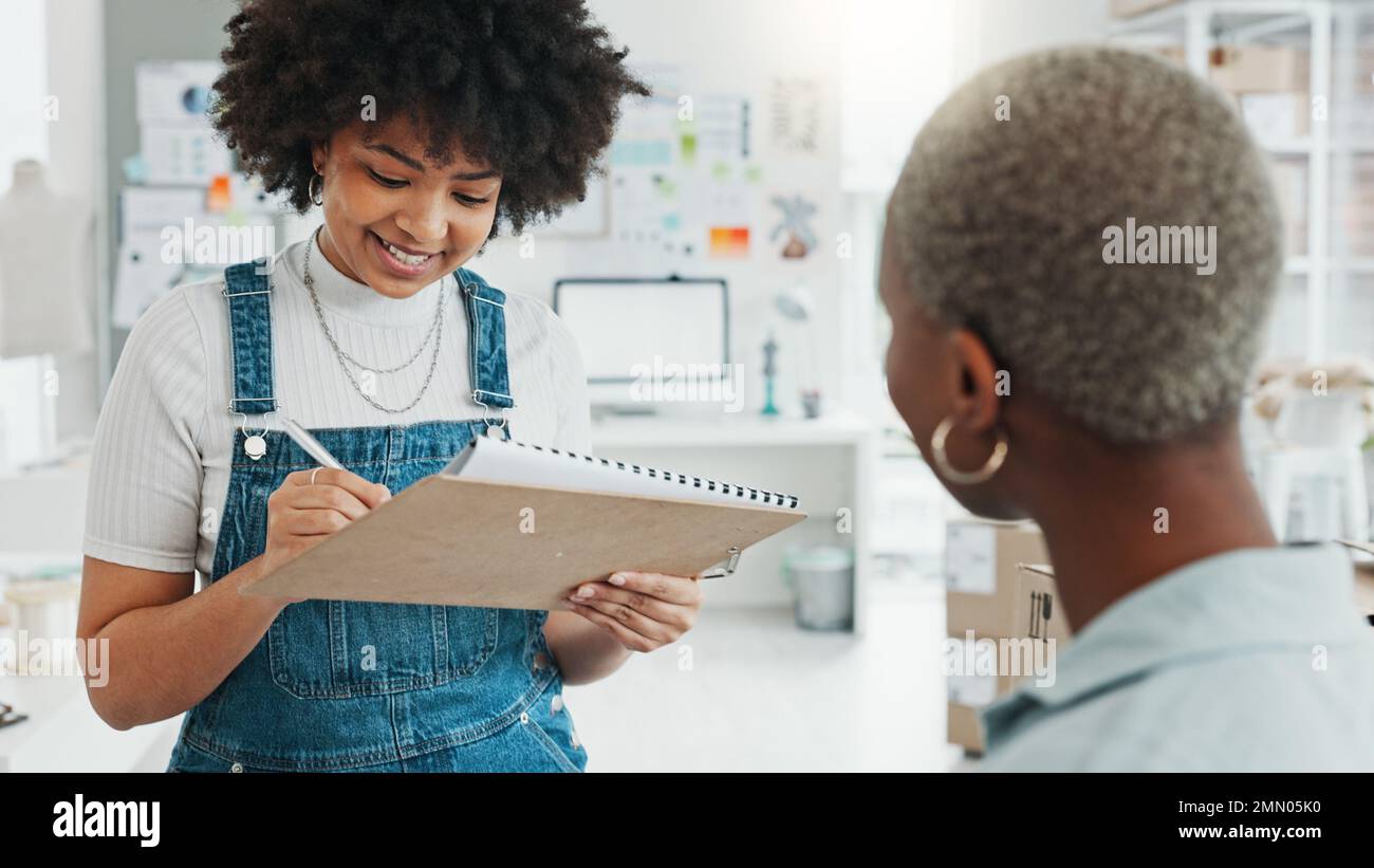 Schwarze Frau, Lieferung und Logistik, bei der Arbeit im Büro oder Studio im Gespräch über die Lieferkette. Frauen, Unternehmen und Versand von Packstücken Stockfoto