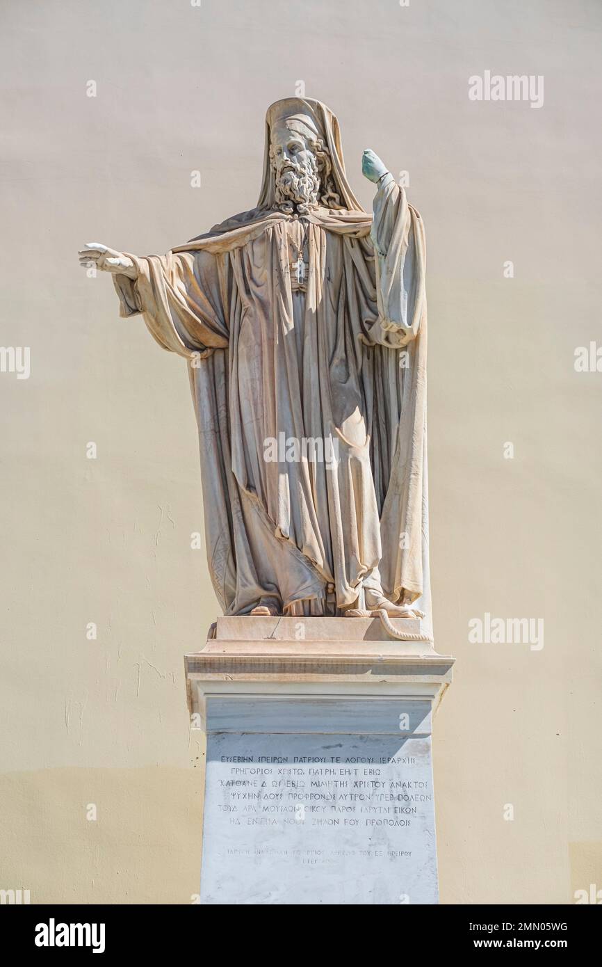 Griechenland, Athen, Nationale und Kapodistrianische Universität von Athen, Statue des Patriarchen Gregory V von Konstantinopel (1745-1821) Stockfoto