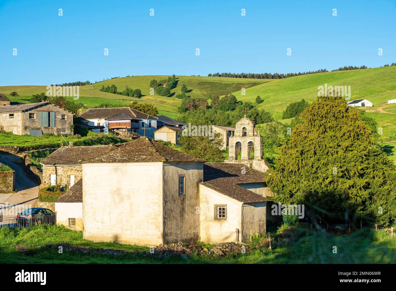Spanien, Fürstentum Asturien, Gemeinde Allande, Berducedo, Bühne auf der Camino Primitivo, spanische Pilgerroute nach Santiago de Compostela, Kirche Santa Maria aus dem 14.. Jahrhundert Stockfoto