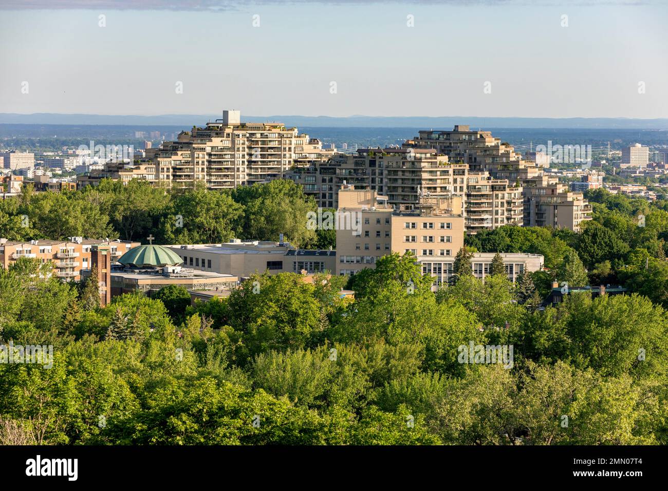 Kanada, Provinz Quebec, Montreal, die luxuriösen Gebäude des Sanctuaire Mont-Royal aus den Höhen der Universität von Montreal Stockfoto