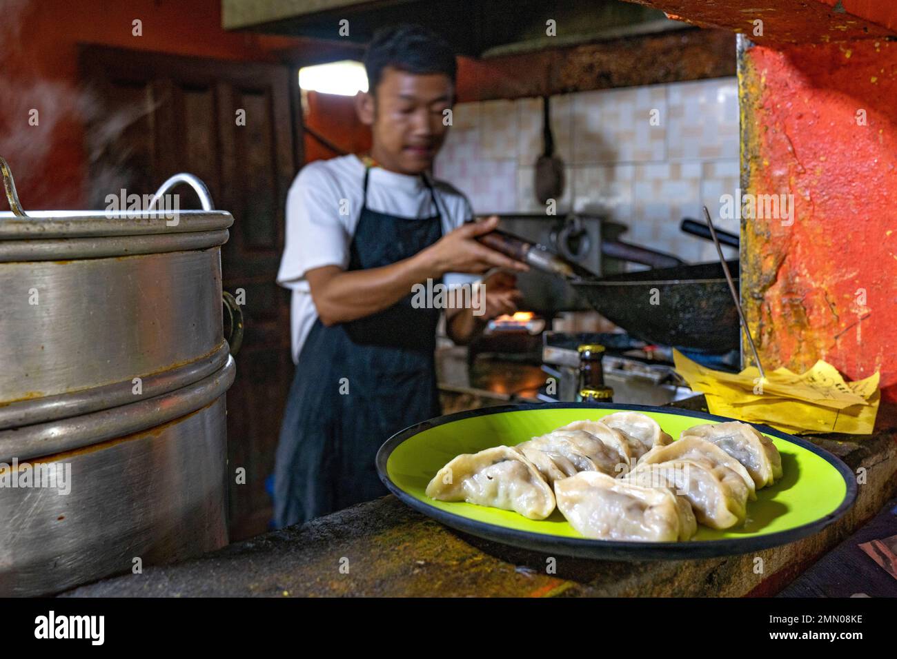 Nepal, Provinz Gandaki, Pokhara, tibetisches Flüchtlingsviertel, tibetisches Restaurant, Die Herstellung von Momos Stockfoto