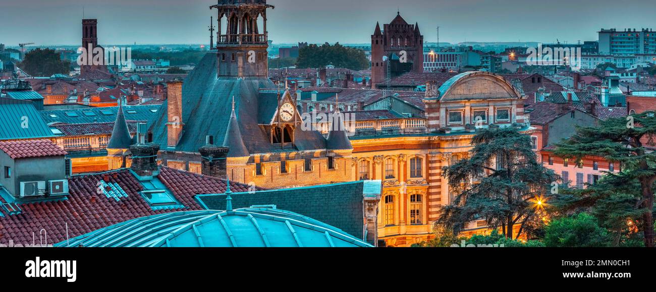 Frankreich, Haute Garonne, Toulouse, Donjon du Capitole, Square Charles de Gaulle, Blick auf die Dächer des historischen Stadtzentrums und den Donjon du Capitole in der Abenddämmerung Stockfoto