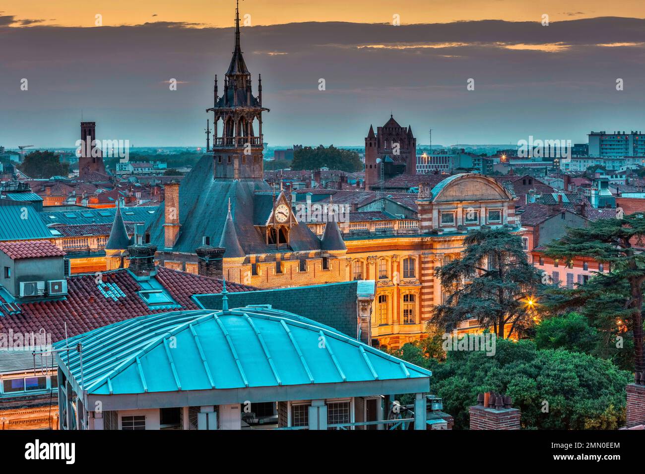 Frankreich, Haute Garonne, Toulouse, Donjon du Capitole, Square Charles de Gaulle, Blick auf die Dächer des historischen Stadtzentrums und den Donjon du Capitole in der Abenddämmerung Stockfoto