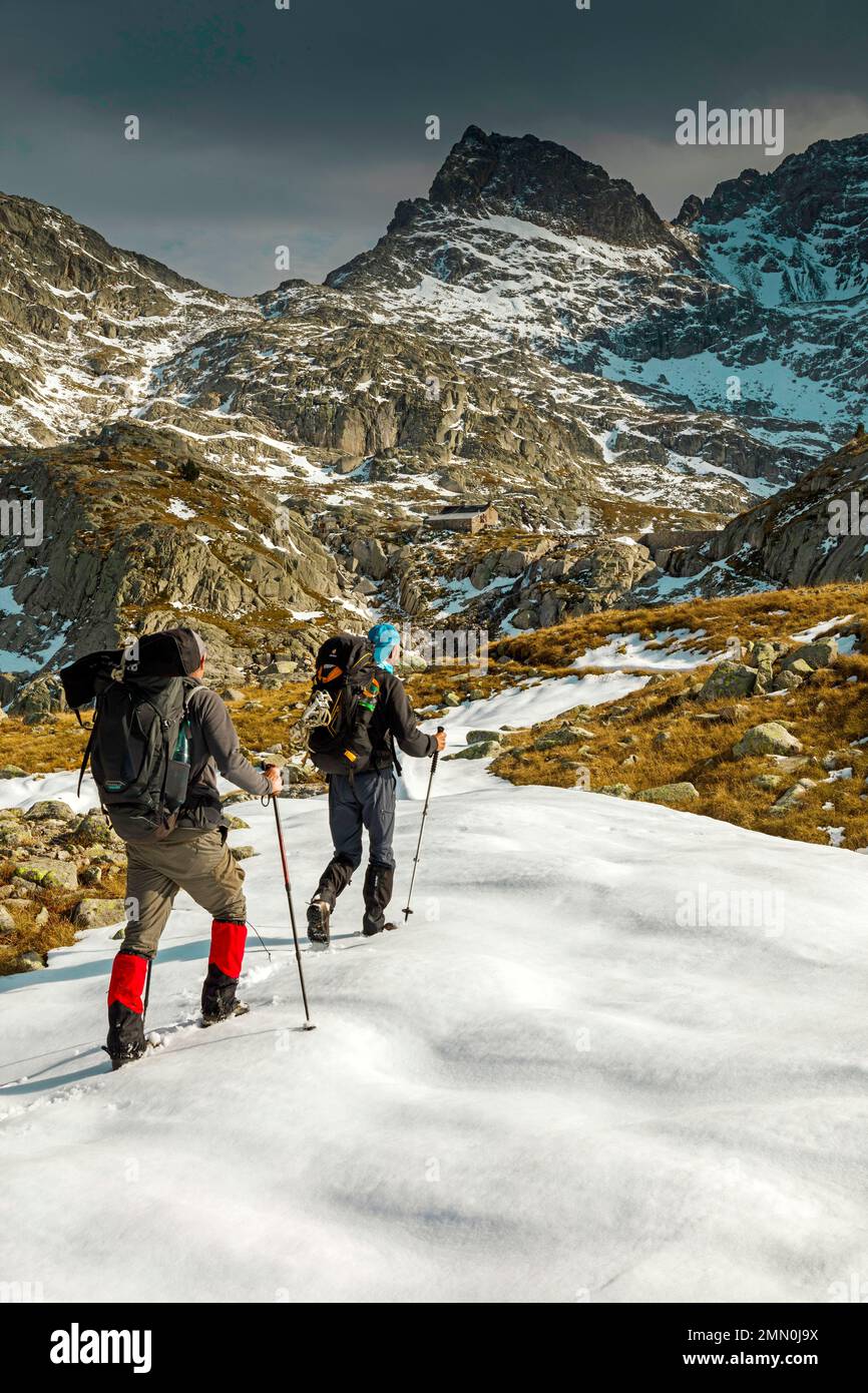 Frankreich, Pyrenäen Atlantiques, Bearn, Laruns, Refuge d'Arremoulit, Wanderer auf dem Weg zu einem Zufluchtsort in einer schneebedeckten Berglandschaft Stockfoto