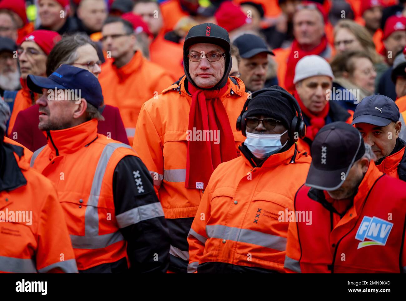 Amsterdam, Niederlande. 30. Januar 2023. AMSTERDAM - Beamte geben ihre Arbeit auf, um einen besseren Tarifvertrag durchzusetzen. Die Gewerkschaft FNV hofft, für kommunale Amtsträger mit Arbeitsunterbrechungen und Streiks einen besseren Tarifvertrag durchzusetzen. Dabei handelt es sich um Beamte, die für die Stadtreinigung tätig sind, wie Müllsammler, Sonderermittlungsbeamte und Mitarbeiter kommunaler Büros. Zuvor gab es ähnliche Aktionen in Almere, Tilburg und Rotterdam. ANP ROBIN VAN LONKHUIJSEN niederlande Out - belgien Out Credit: ANP/Alamy Live News Stockfoto