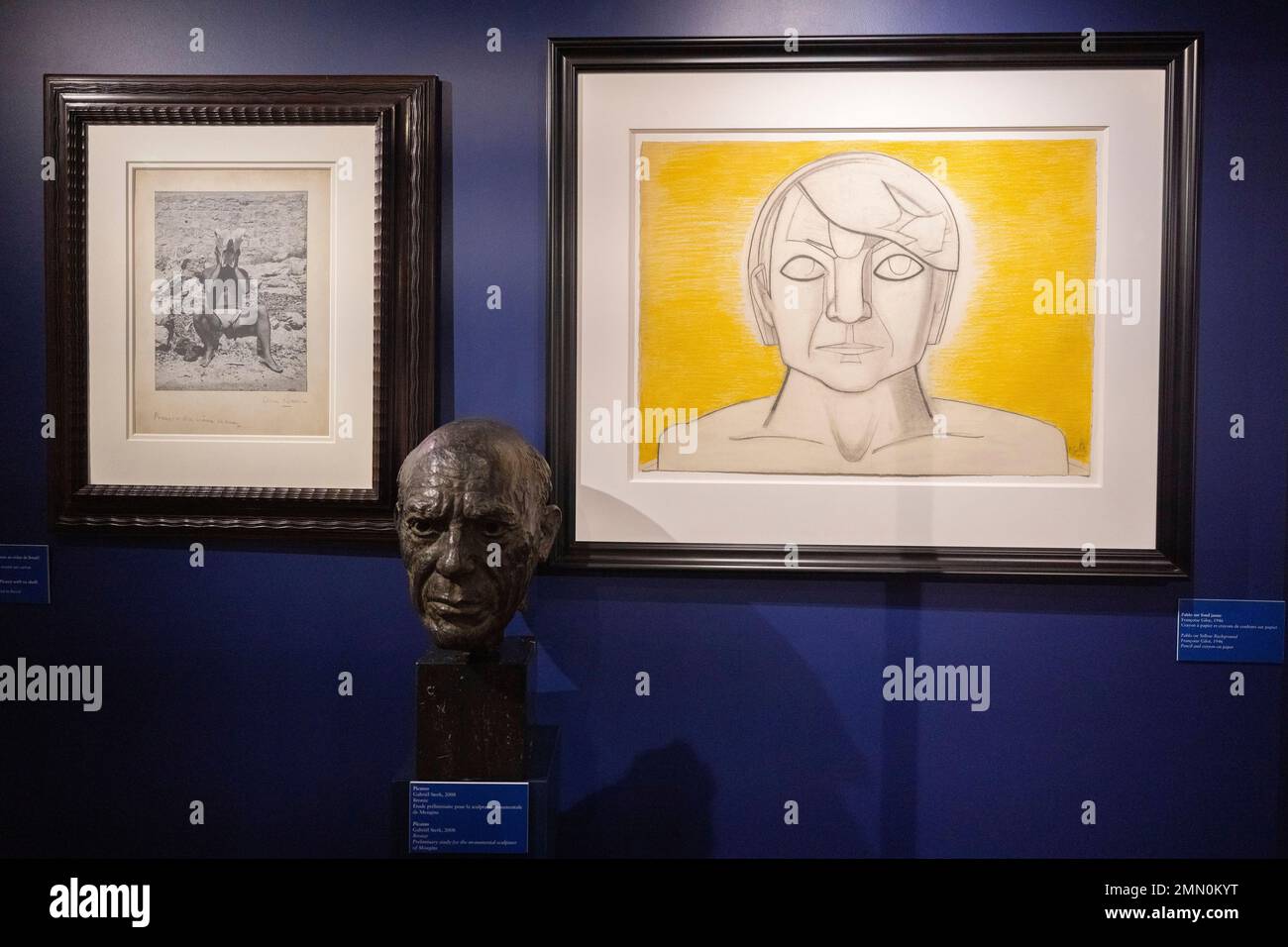 Frankreich, Alpes Maritimes, Mougins, Mougins Classical Art Museum, zwei Werke von Begleitern von Pablo Picasso: Rechts, Pablo auf gelbem Hintergrund, Porträt von Picasso von Francoise Gilot, Bleistift und Buntstifte auf Papier (1946). Auf der linken Seite ist ein Foto von Picasso von Dora Maar mit der Unterschrift und dem Titel Picasso mit Ochsenschädel. In der Mitte steht Picassos Modell, Skulptur von Gabriël Sterck Stockfoto