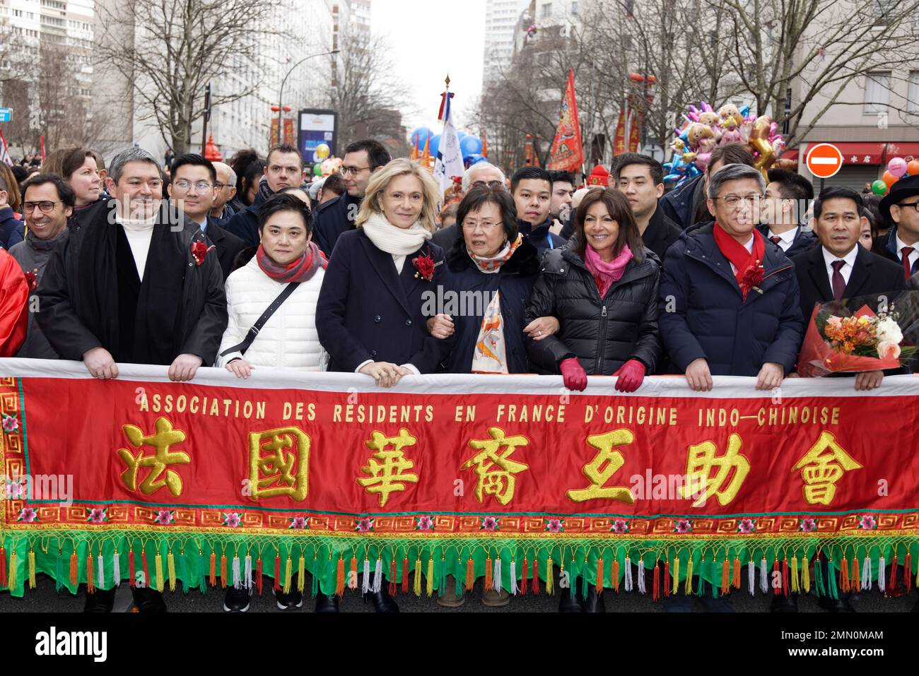 Paris, Frankreich. 29. Januar 2023. Jérôme Coumet, Valérie Pécresse, Chang Kaing, Anne Hidalgo und Chen Dong nehmen an der chinesischen Neujahrsparade Teil Stockfoto