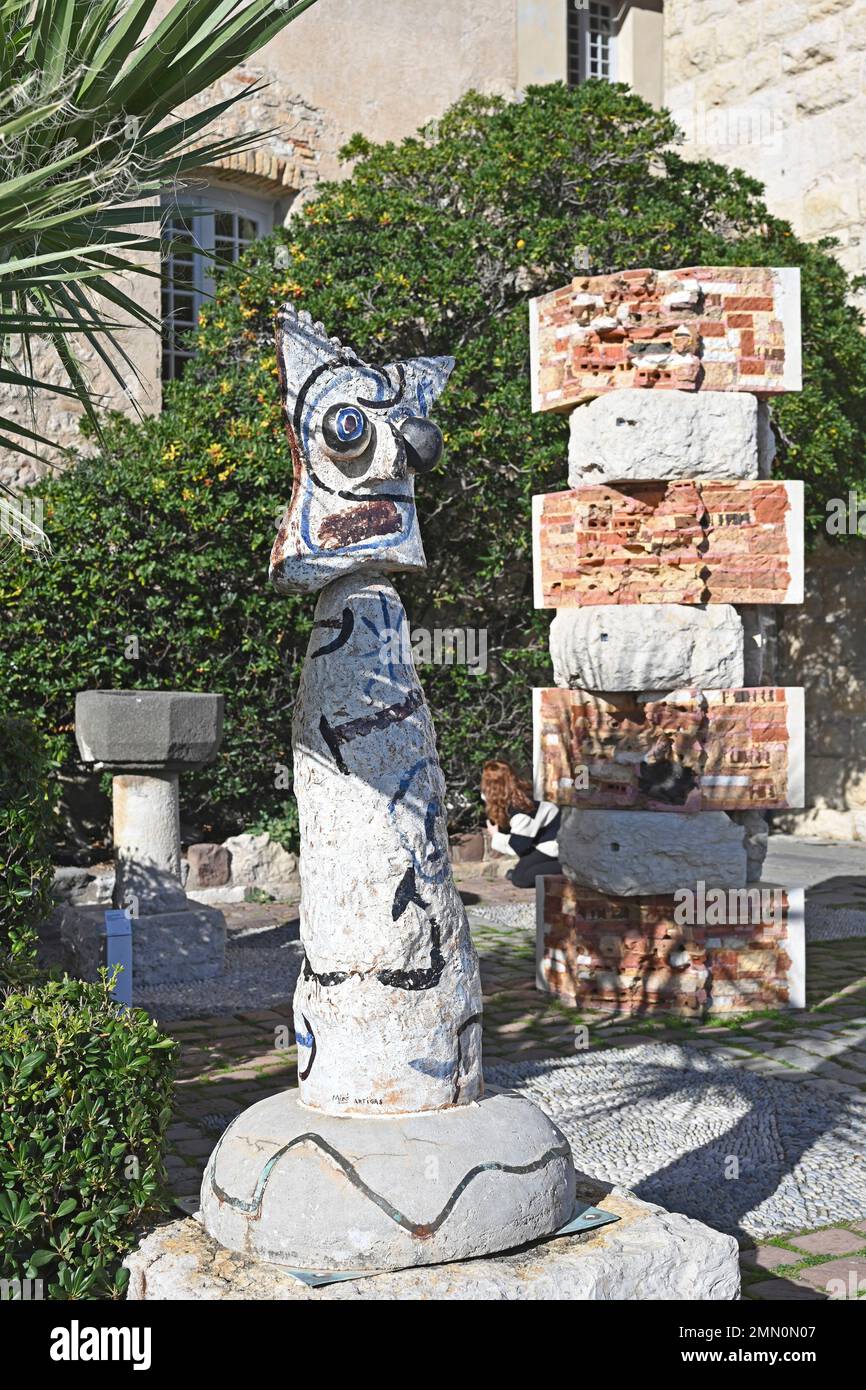 Frankreich, Alpes Maritimes, Antibes, Antibes Picasso Museum, Keramikskulptur von Joan Miro, die Göttin des Meeres, roter Ton aus Kamotte, Dekoration mit Oxiden und Emaille bemalt, Zementsockel mit Bronzeinlage Stockfoto