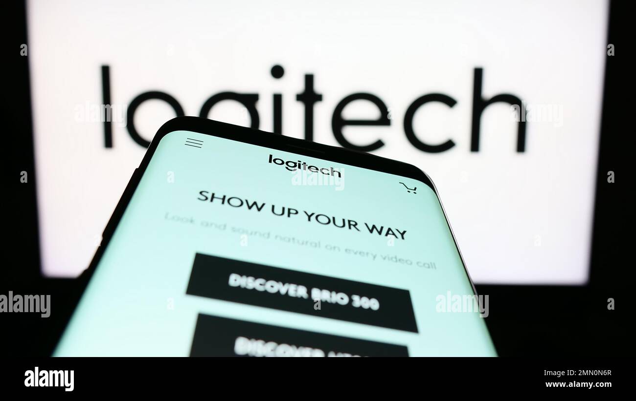 Mobiltelefon mit Website des Schweizer Unternehmens Logitech International S.A. auf dem Bildschirm vor dem Firmenlogo. Fokus auf oberer linker Seite des Telefondisplays. Stockfoto