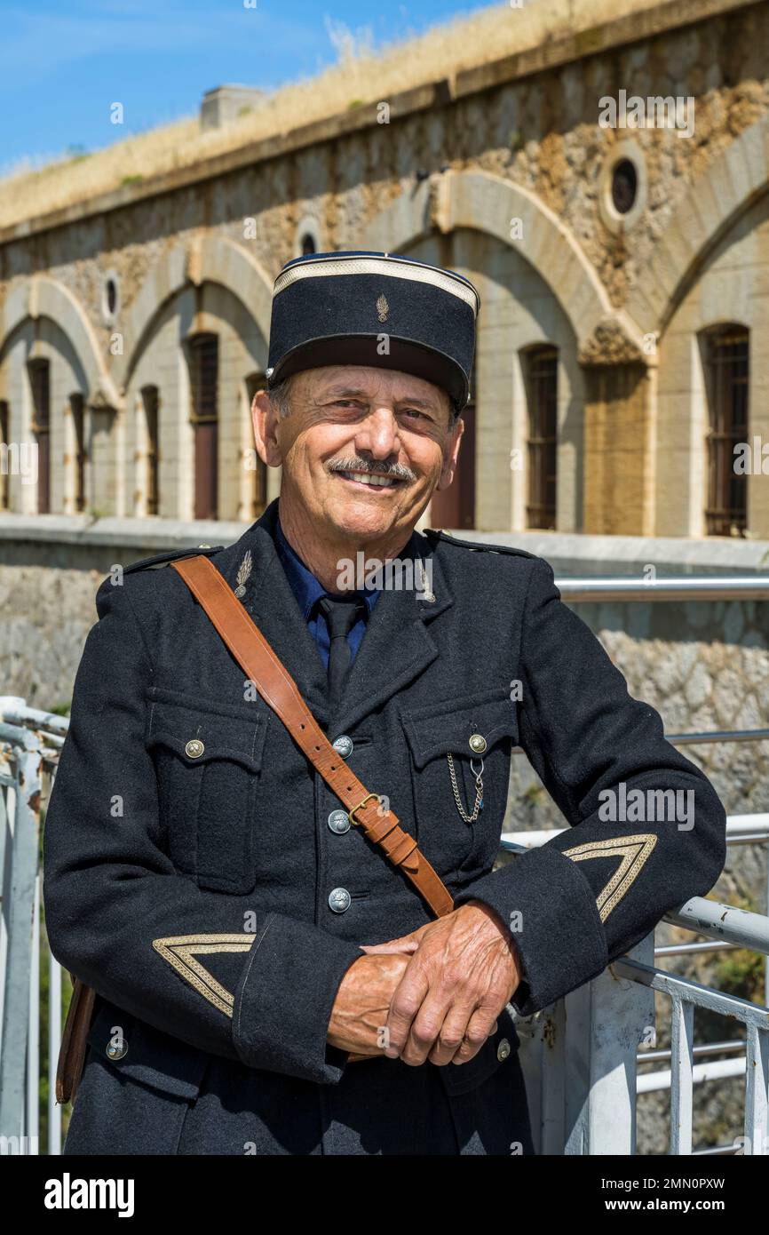 Frankreich, Alpes-Maritimes, Eze, Fort de la Revere im Grande Corniche Forest Park, erbaut zwischen 1882 und 1885, Alain Fine in einer mobilen Wachuniform von 1942 Stockfoto