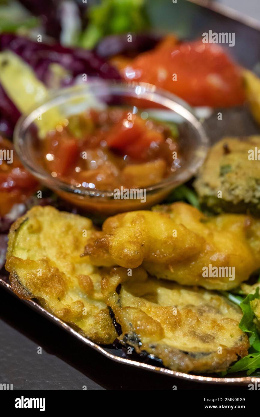 Frankreich, Alpes-Maritimes, Nizza, Lou Balico Restaurant, spezialisiert auf Basilikum, den typischen Teller aus Nizza mit Auberginen-Frittern und kleinen gefüllten Gemüsesorten Stockfoto