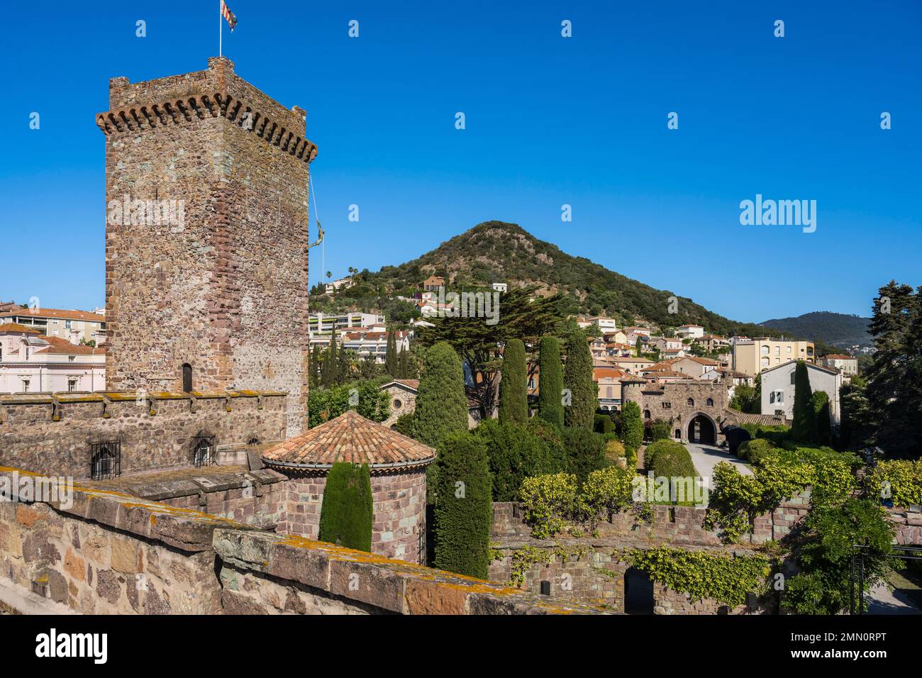 Frankreich, Alpes-Maritimes, Mandelieu La Napoule, Burg La Napoule (12.-19. Jahrhundert) und Park mit der Bezeichnung „Remarkable Garden“ (aus der Vogelperspektive) Stockfoto