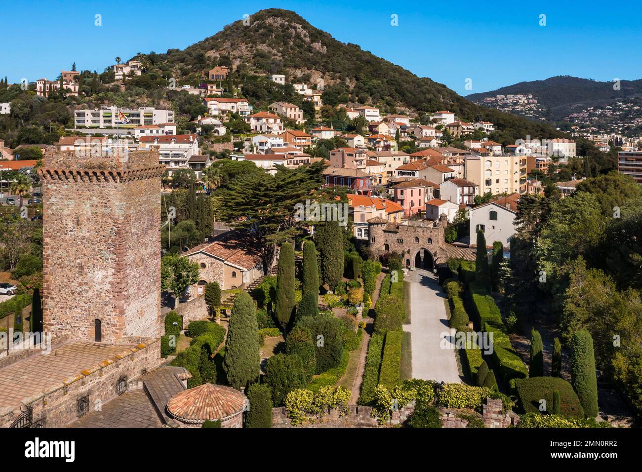 Frankreich, Alpes-Maritimes, Mandelieu La Napoule, Burg La Napoule (12.-19. Jahrhundert) und Park mit der Bezeichnung „Remarkable Garden“ (aus der Vogelperspektive) Stockfoto