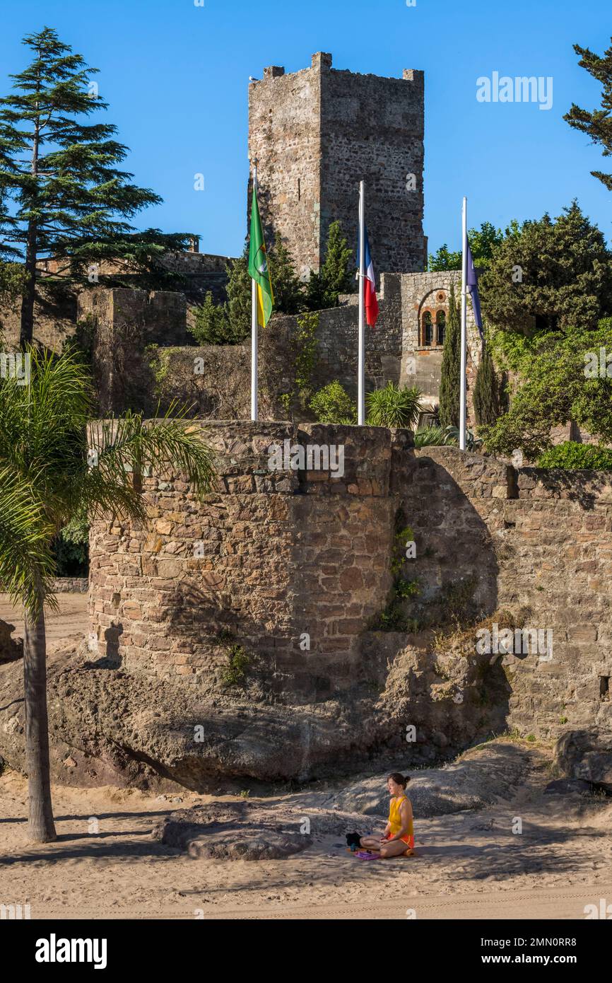 Frankreich, Alpes-Maritimes, Mandelieu La Napoule, Burg von La Napoule (12.-19. Jahrhundert), die zu Beginn des 20. Jahrhunderts größtenteils von dem amerikanischen Paar Henry und Marie Clews wiederaufgebaut wurde, beherbergt sie heute das Clews Center for the Arts Stockfoto