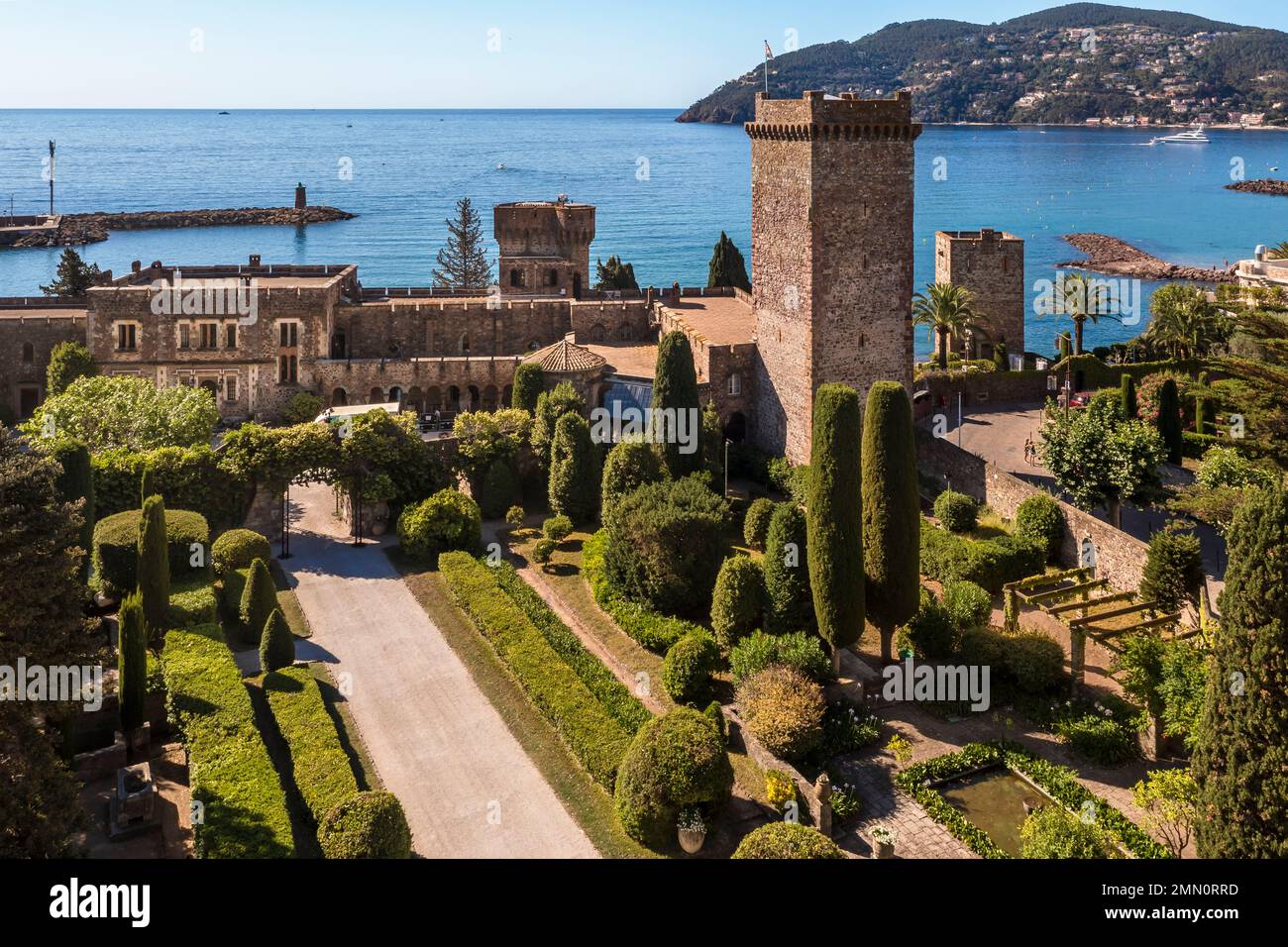 Frankreich, Alpes-Maritimes, Mandelieu La Napoule, Burg La Napoule (12.-19. Jahrhundert) und Park mit der Bezeichnung „Remarkable Garden“ (aus der Vogelperspektive) Stockfoto