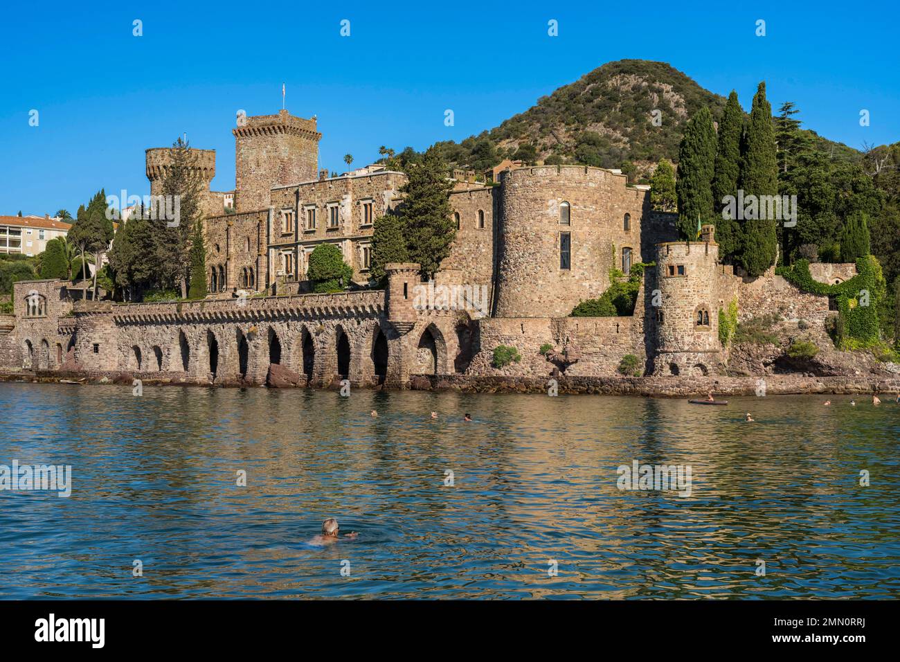 Frankreich, Alpes-Maritimes, Mandelieu La Napoule, Burg von La Napoule (12.-19. Jahrhundert), die zu Beginn des 20. Jahrhunderts größtenteils von dem amerikanischen Paar Henry und Marie Clews wiederaufgebaut wurde, beherbergt sie heute das Clews Center for the Arts Stockfoto