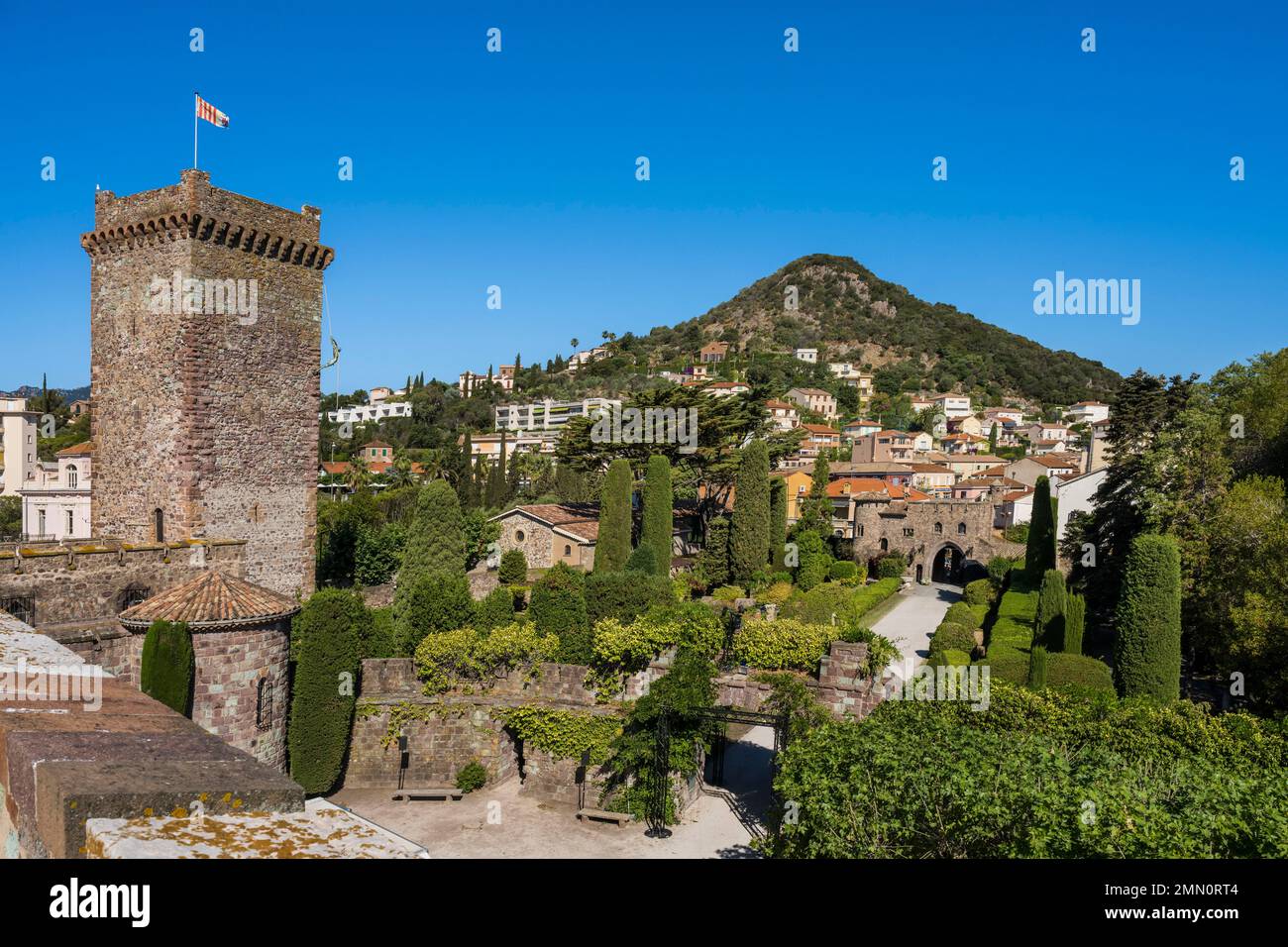 Frankreich, Alpes-Maritimes, Mandelieu La Napoule, Burg La Napoule (12.-19. Jahrhundert) und Park mit der Bezeichnung „Remarkable Garden“ (aus der Vogelperspektive) Stockfoto