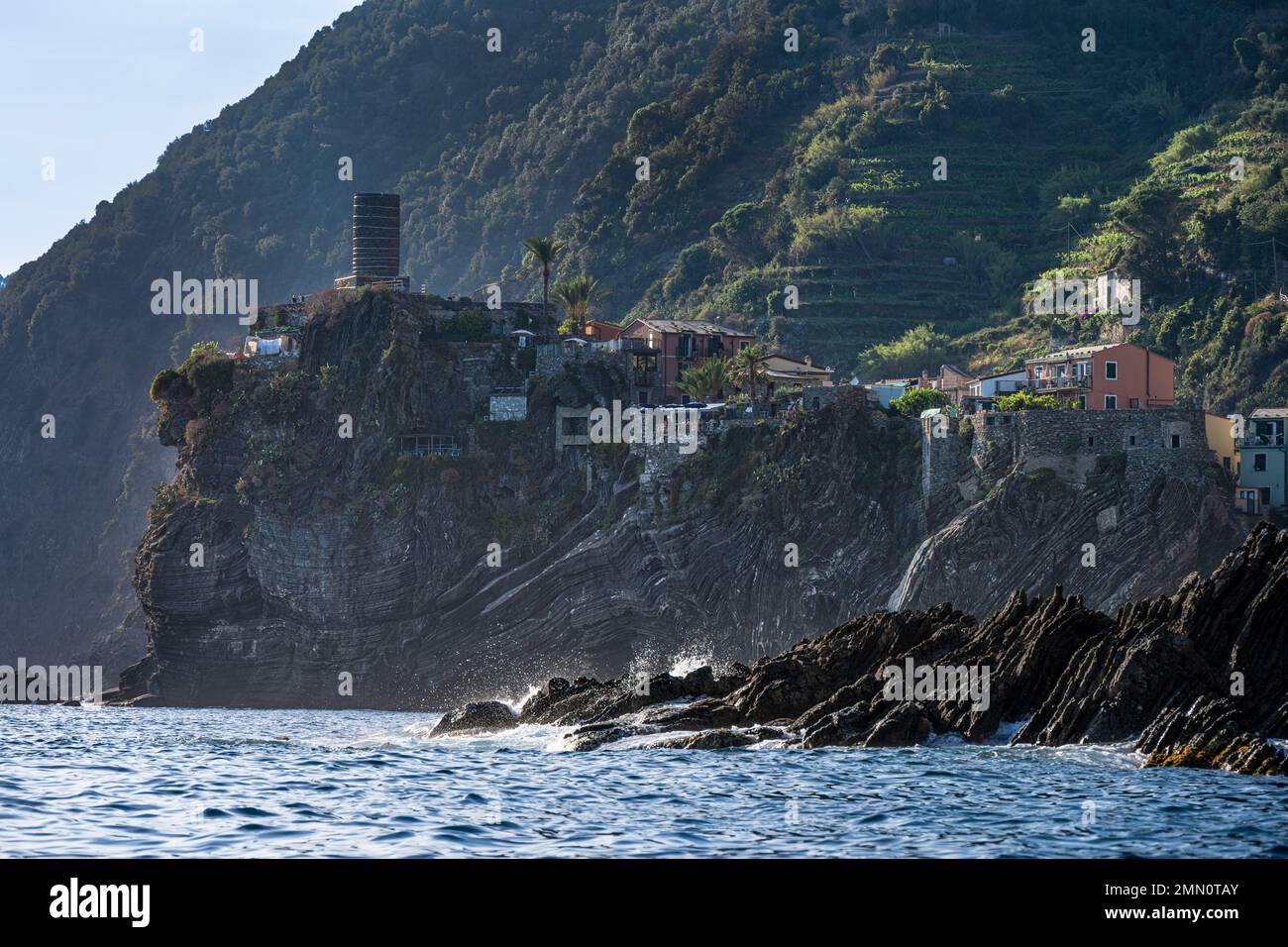 Italien, Ligurien, Nationalpark Cinque Terre, UNESCO-Weltkulturerbe, Dorf Vernazza, mittelalterlicher Turm Castello dei Doria Stockfoto