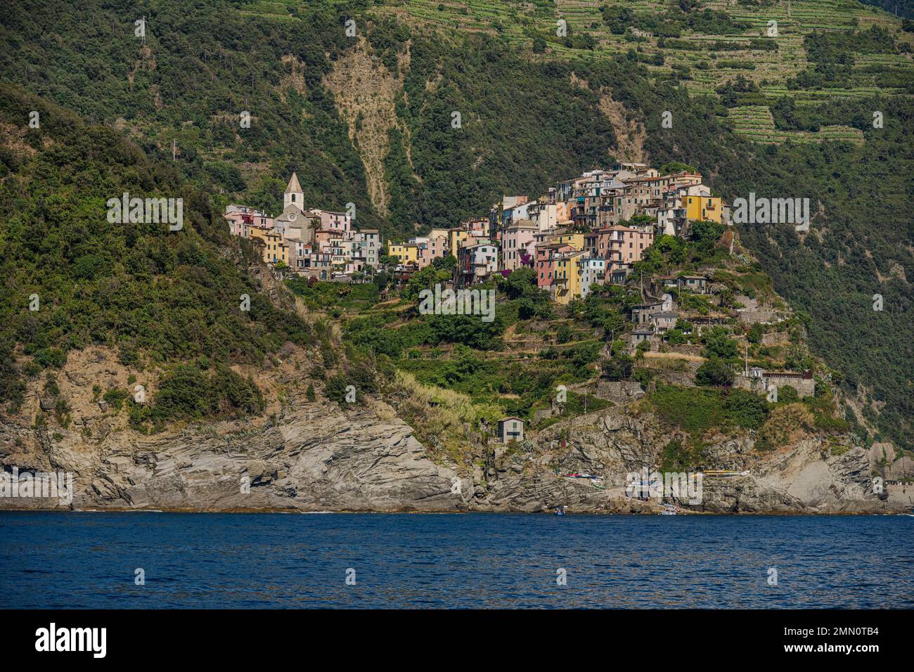 Italien, Ligurien, der Nationalpark Cinque Terre, der von der UNESCO zum Weltkulturerbe erklärt wurde, das Dorf Corniglia, das sich auf einer Landzunge mit Blick auf das Mittelmeer in einer Höhe von etwa 100 m befindet Stockfoto