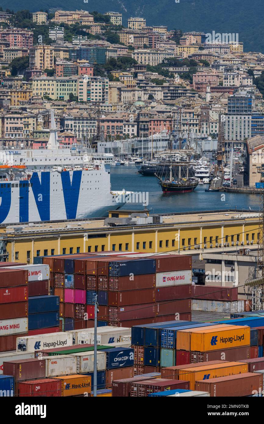 Italien, Ligurien, Genua, Porto Antico (Alter Hafen), der Dreimastklipper Stad Amsterdam verlässt den Kai, einer der Containerhäfen im Vordergrund Stockfoto
