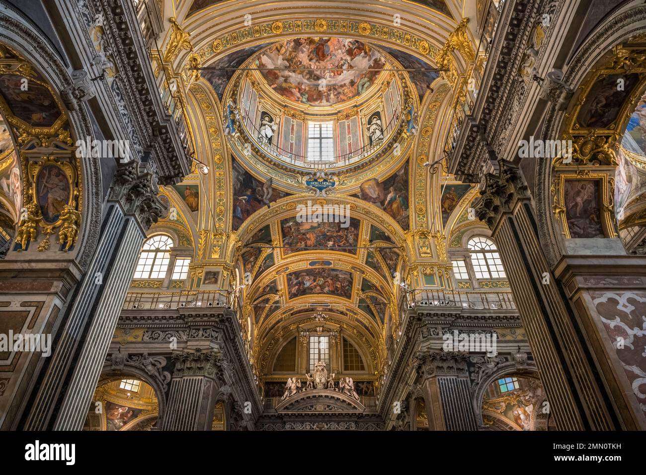 Italien, Ligurien, Genua, Chiesa Del Gesu (Jesus-Kirche), die Kuppel und die sehr reich verzierte Decke Stockfoto