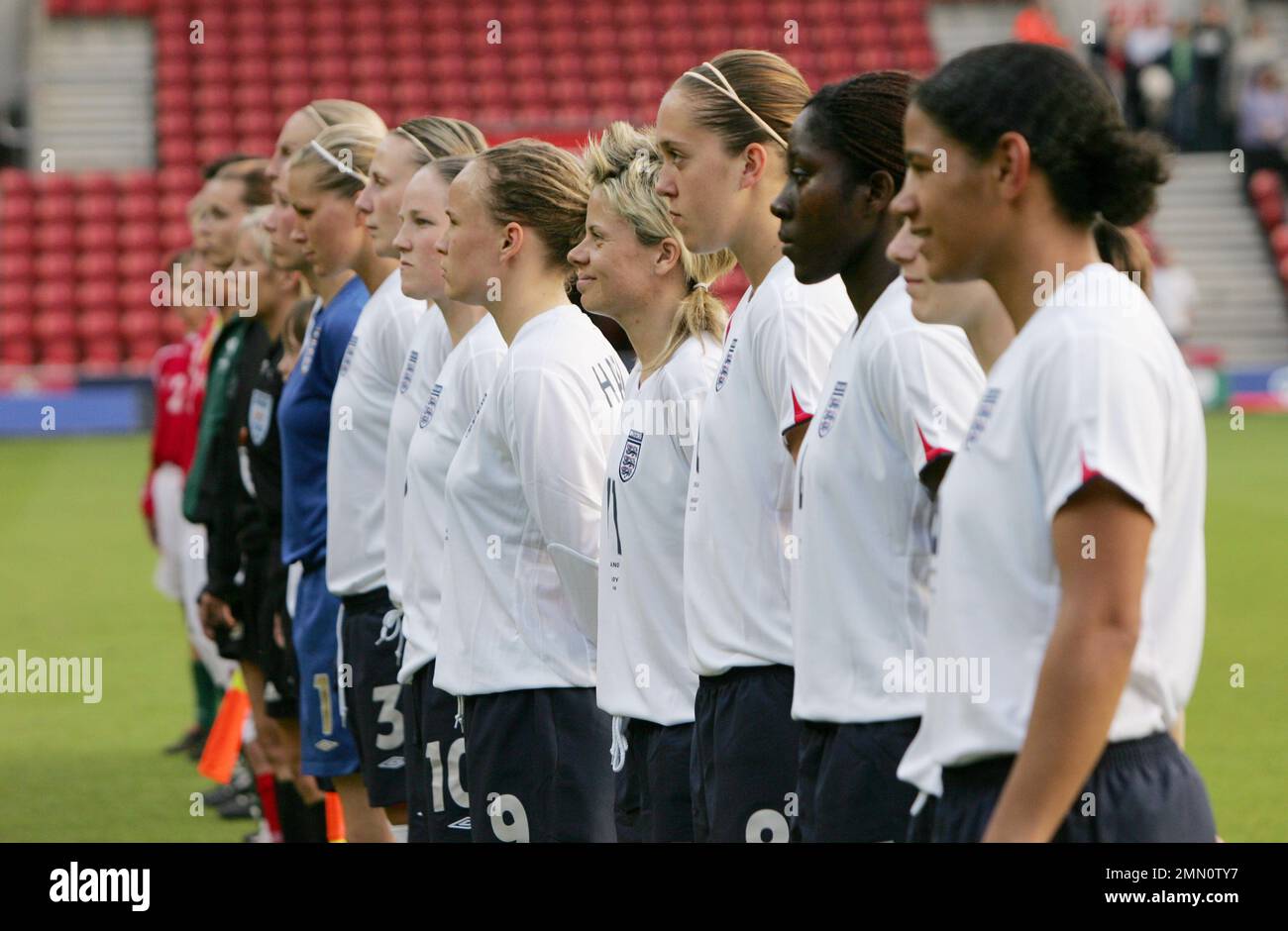 England gegen Ungarn Fußball-Weltmeisterschaft 2006 der Frauen im St. Marys Stadion Southampton. Team stellt euch vor dem Spiel auf. Das Bild ist an Dataco-Einschränkungen hinsichtlich seiner Verwendung gebunden. NUR REDAKTIONELLE VERWENDUNG Keine Verwendung mit nicht autorisierten Audio-, Video-, Daten-, Spiellisten, Club-/Liga-Logos oder „Live“-Diensten. Online-Nutzung im Spiel beschränkt auf 120 Bilder, keine Videoemulation. Keine Verwendung für Wetten, Spiele oder Veröffentlichungen von Clubs/Ligen/Spielern Stockfoto