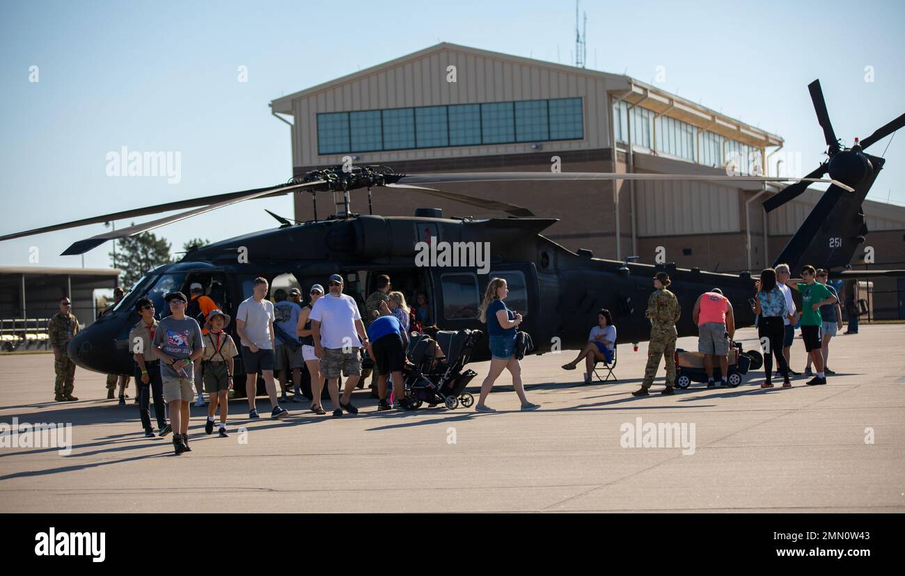 Eine US Army UH 60 Blackhawk mit dem 3. Assault Helicopter Bataillon, 1. Aviation Regiment, 1. Combat Aviation Brigade, 1. Infantry Division, wird eingerichtet, um am 24. September 2022 auf der McConnell Air Force Base, Kansas, zu sehen. Der Hubschrauber war Teil einer statischen Anzeige, die von der CAB 1. bei den Frontiers in Flight Airshow eingerichtet wurde. Stockfoto