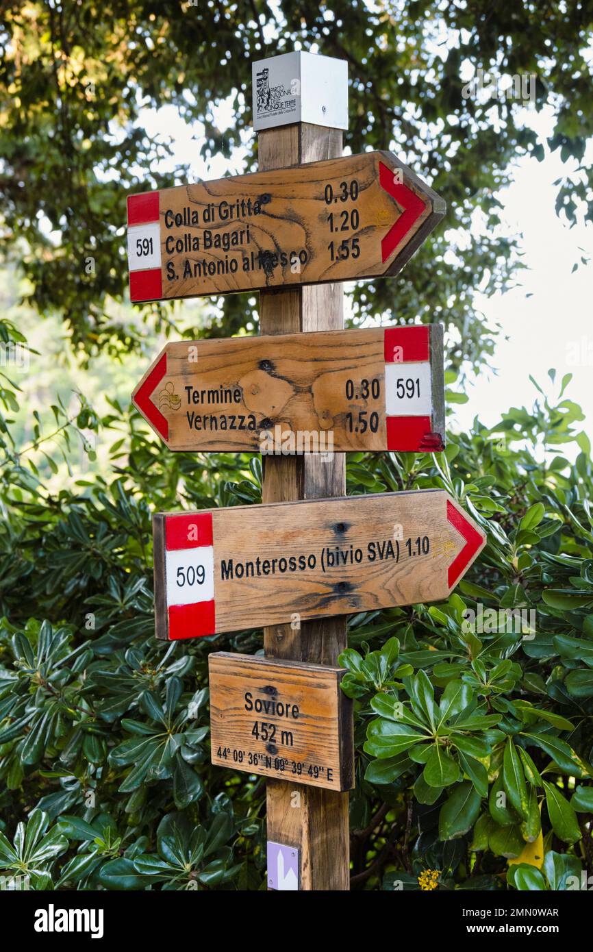 Italien, Ligurien, Nationalpark Cinque Terre, UNESCO-Weltkulturerbe, Dorf Monterosso al Mare, Schild mit den verschiedenen Wanderwegen, die vom Heiligtum Nostra Signora de Soviore beginnen Stockfoto