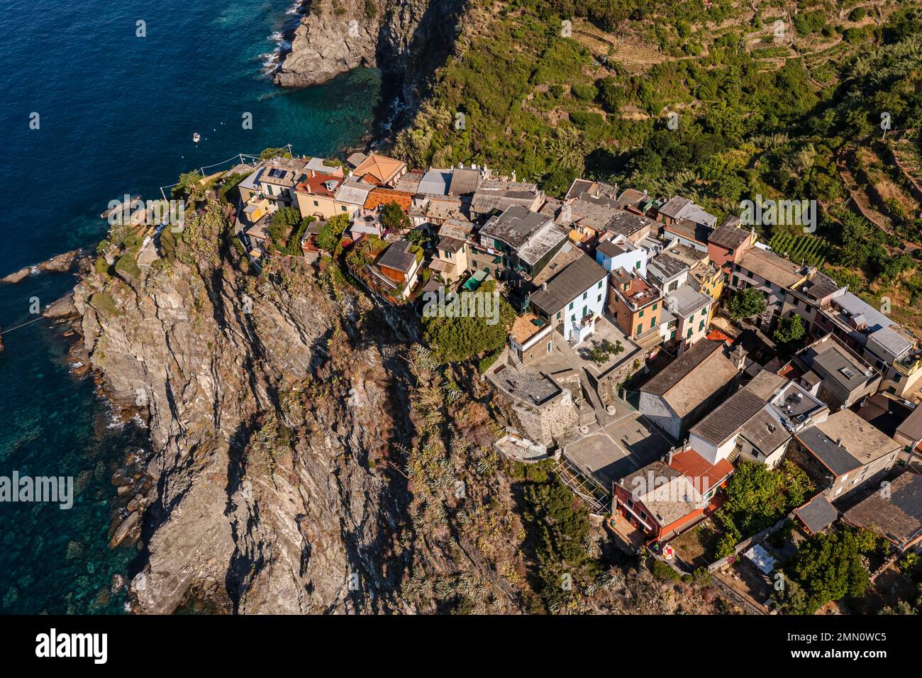 Italien, Ligurien, Nationalpark Cinque Terre, UNESCO-Weltkulturerbe, das Dorf Corniglia, das sich auf einer Landzunge mit Blick auf das Mittelmeer in einer Höhe von etwa 100 m befindet (Luftaufnahme) Stockfoto
