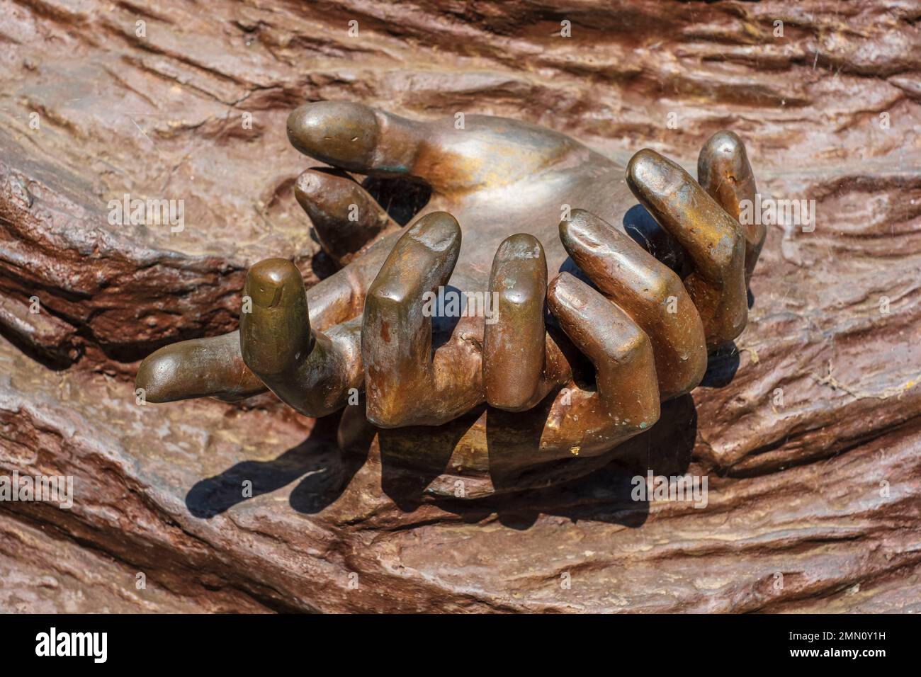 Portugal, nördliche Region, Braga, Gedenkstätte zum 500. Jahrestag der Barmherzigkeit (2013), Hände in Bronze geschnitzt, symbolische Darstellung der Mission aller Barmherzigkeit Stockfoto